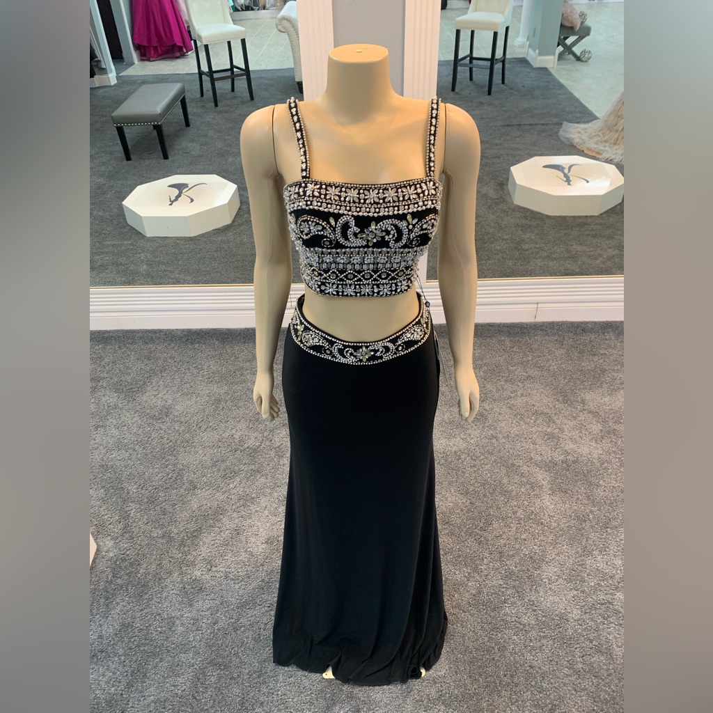 Size 6. 2 Piece Dress. Studded Top And Waist Line. Trumpet Train.